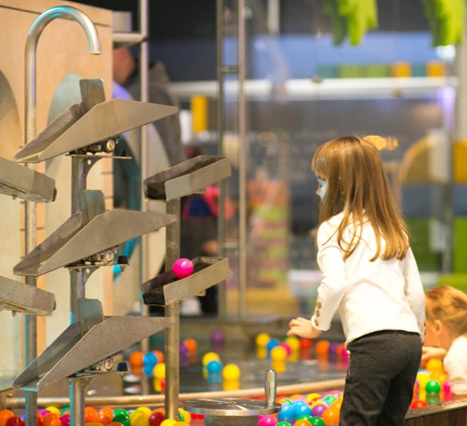 Dziecko bawiące się na wystawie Bzzz w Warszawie